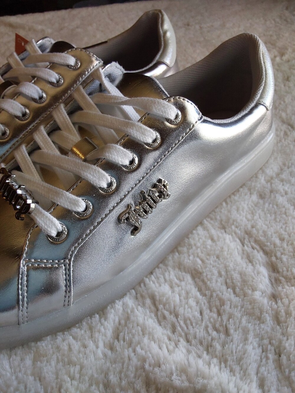 🌺 NWT Juicy Couture Metallic Silver Low-Top Lace-Up Sneakers - Picture 4 of 6